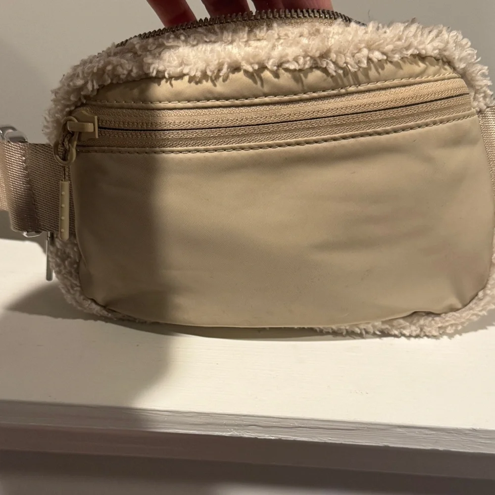 Lululemon Athletica Sherpa Belt Bag in Beige - Picture 4 of 4